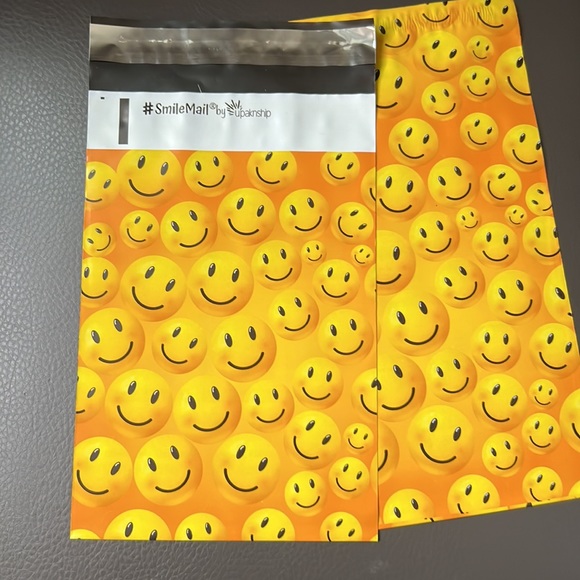 10 pcs Smiley Poly Mailers 6"x9" inches - Picture 2 of 5
